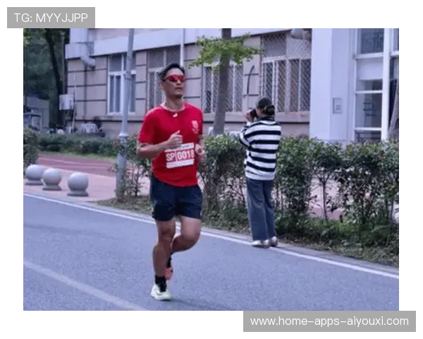 马拉松老将深夜训练路人拍成纪录片