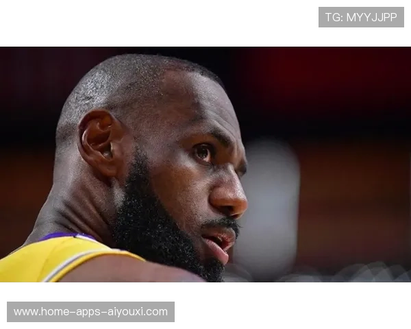 詹姆斯中场组织一记妙传,引领进攻节奏 詹姆斯中场组织一记妙传,引领进攻节奏