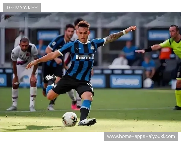 巴萨快速反击配合团队完成三骑士进球：速度与默契的战术美学