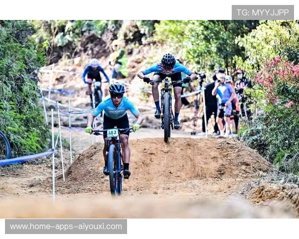 自行车山地赛冒险赛道吸引众多观众，山地车挑战赛